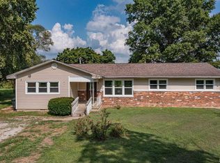 412 S Main St, Iuka, IL 62849