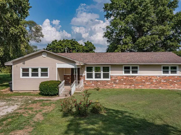 412 S Main St, Iuka, IL 62849