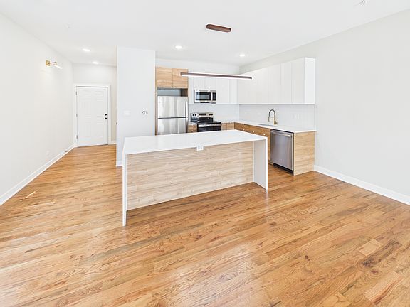 4th image of 2236 W Cermak Rd #1F