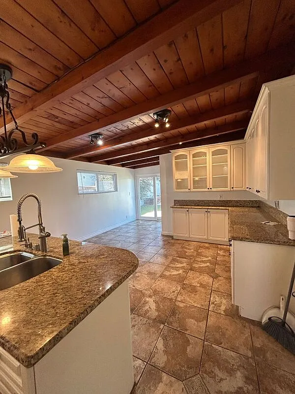 3 bed, 2.0 bath, 1320 sqft, $4,075 — Photo 2