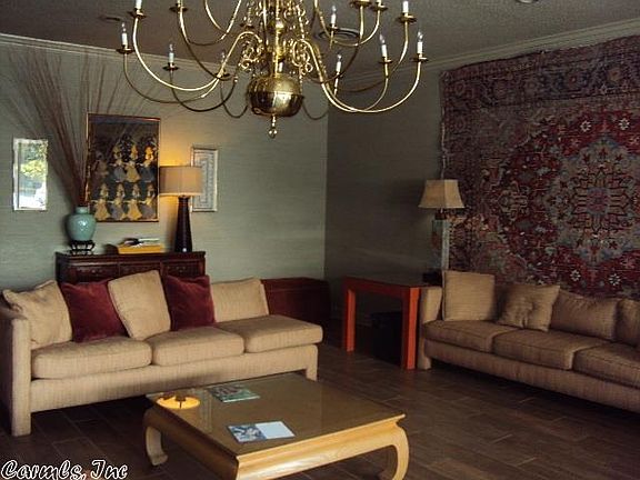 4th image of 700 E 9th St APT 4E
