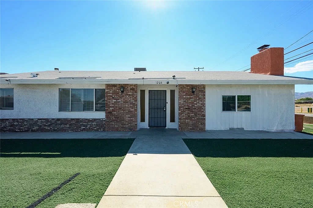 3 bed, 1956 sqft, $2,800 — Photo 1