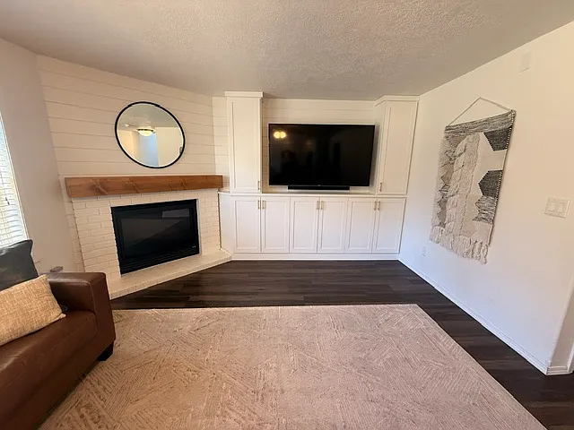 301 SW Howard Dr — Photo 3