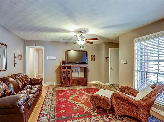 4th image of 5371 Lyford Ave