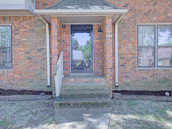 3rd image of 8329 Shingle Oaks Cv