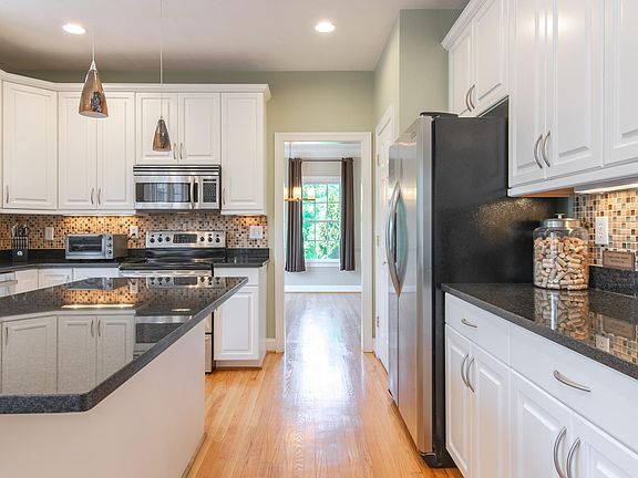 5th image of 181 Scarlet Dr