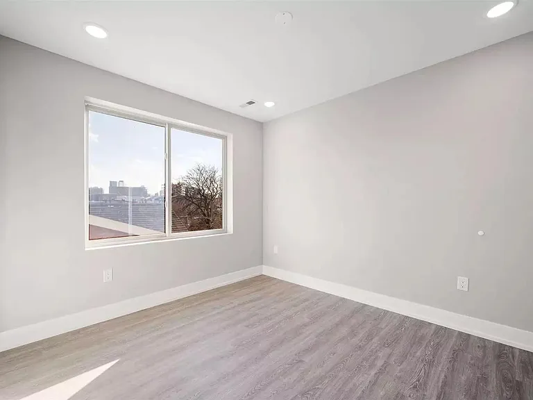 649 N 35th St #202 — Photo 15