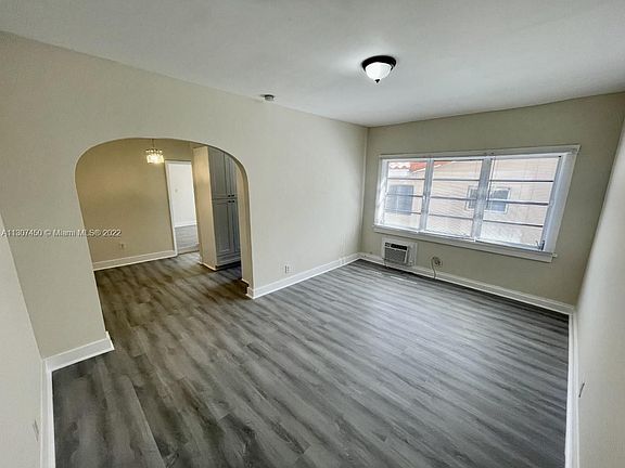 5th image of 931 Catalonia Ave #3