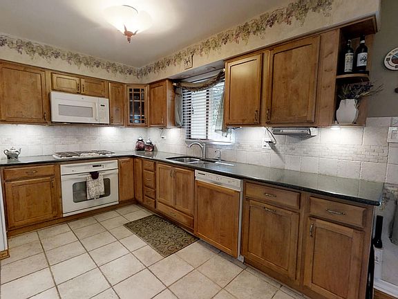 3rd image of 15026 Jones Ct