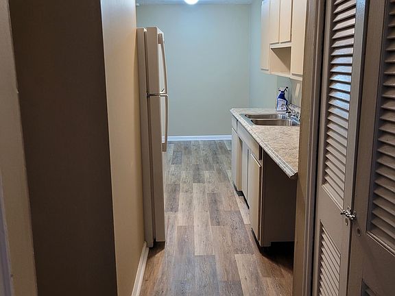 5th image of 1820 Augusta Dr #3