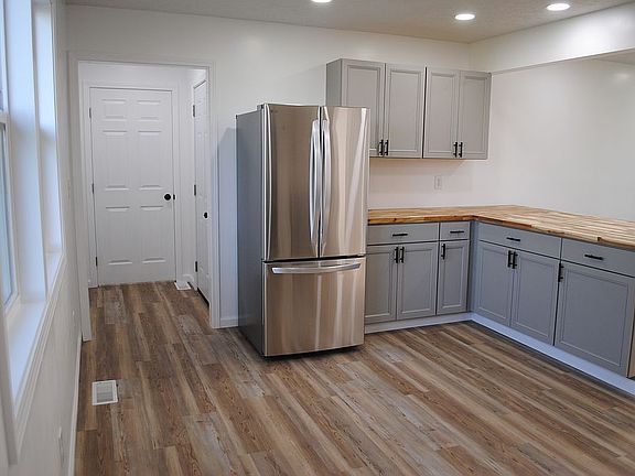 3rd image of 110 Wood Ln