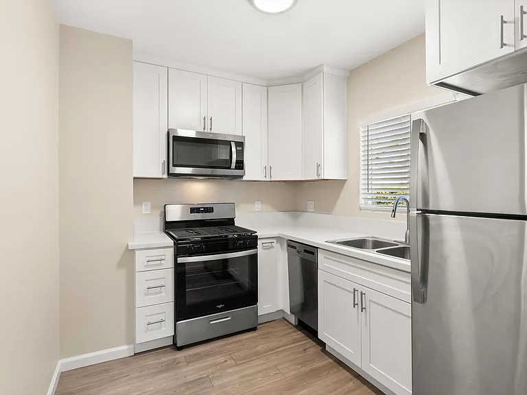 School Circle Apartments - Riverside, CA — Photo 32