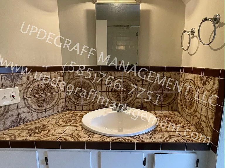 521 Oxford St — Photo 8