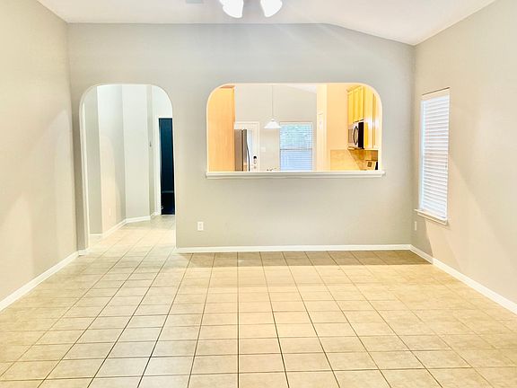 5th image of 615 W Newport Bnd