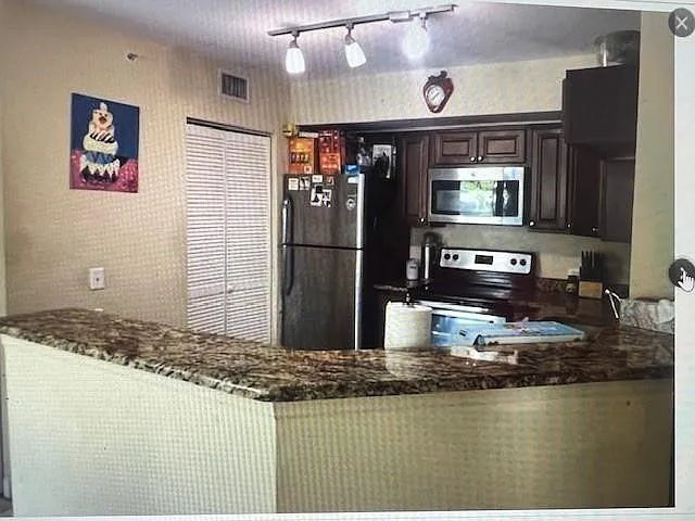 201 Villa Cir #201 — Photo 3