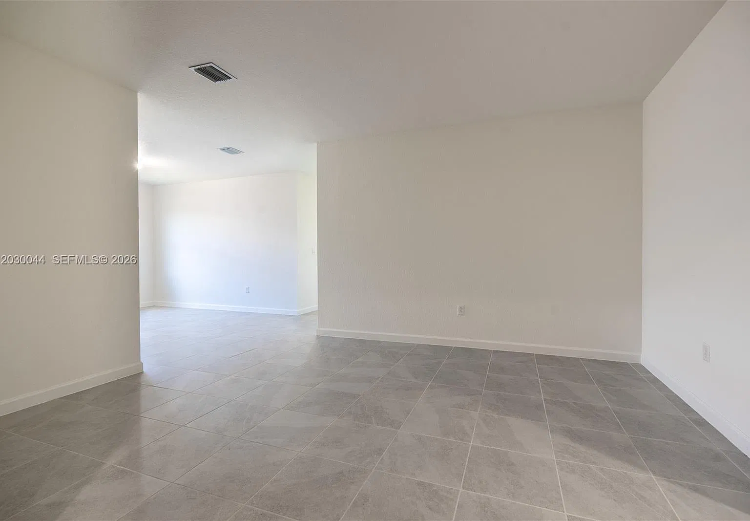 4 bed, 2700 sqft, $3,800 — Photo 2