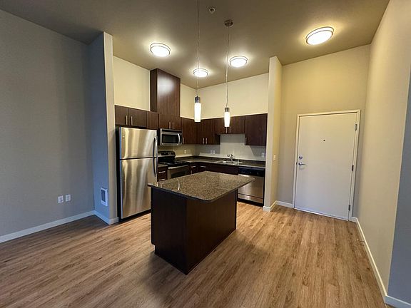 4th image of 1050 10th Ave NE Unit 413