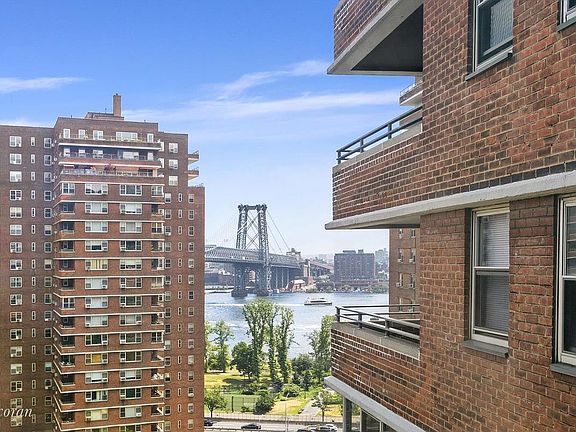 4th image of 573 Grand St APT D1302