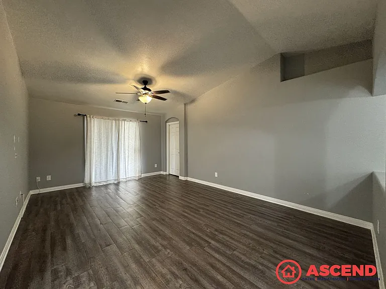 302 Tanner Michael Dr — Photo 4