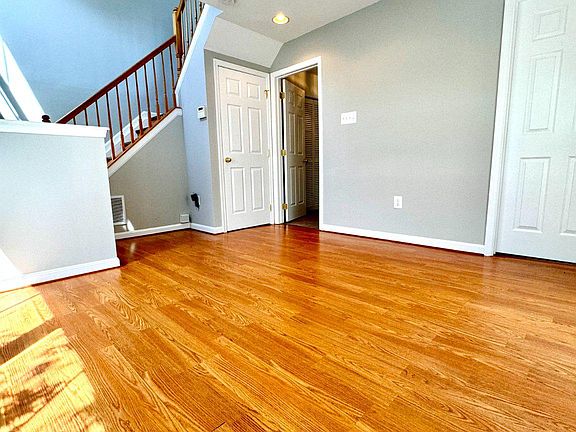 3rd image of 2062 Clipper Park Rd