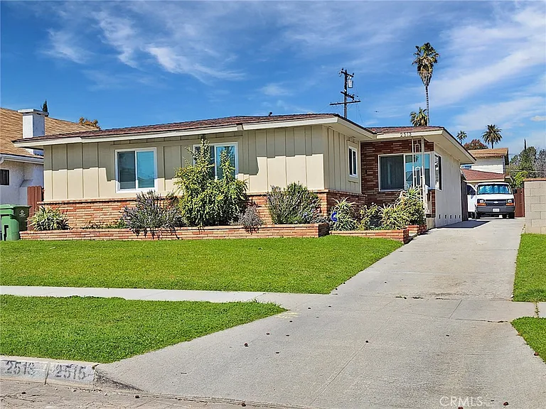 2513 Birch St — Photo 2