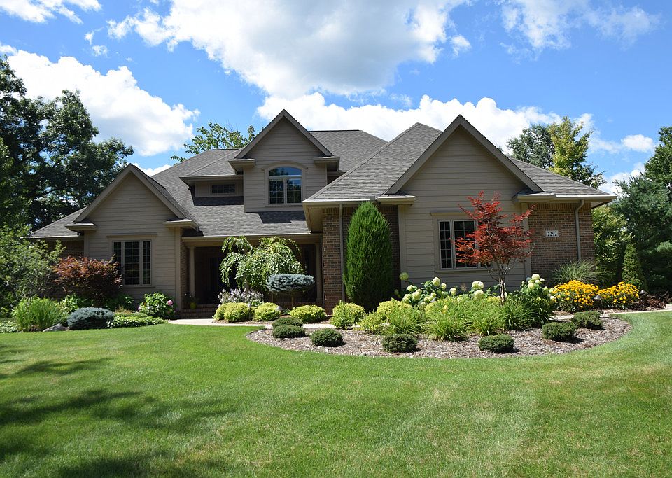 More than delightful, this home has all the extras you dream about. A Southern exposure lets dayligh