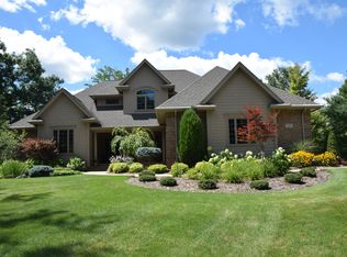 2292 E Cardinal Dr, Midland, MI 48642