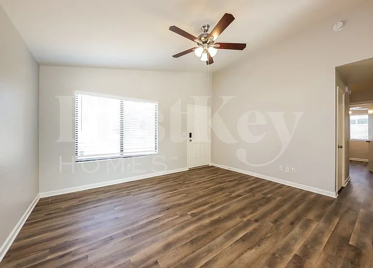 3145 W Crest Ln — Photo 4