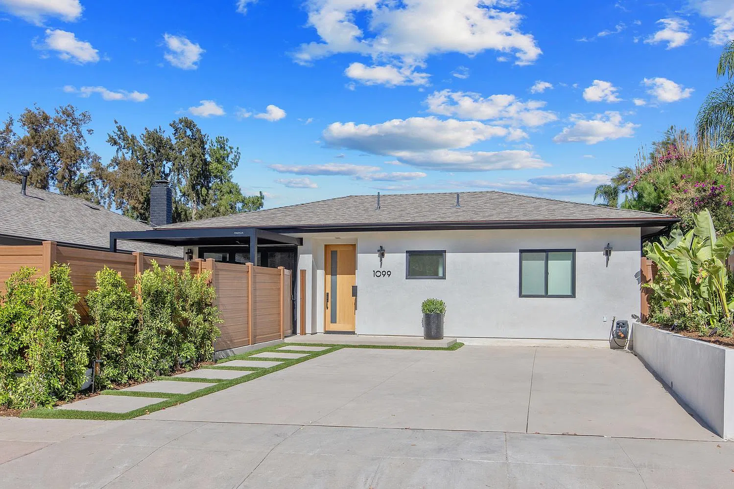 3 bed, 1000 sqft, $4,850 — Photo 1