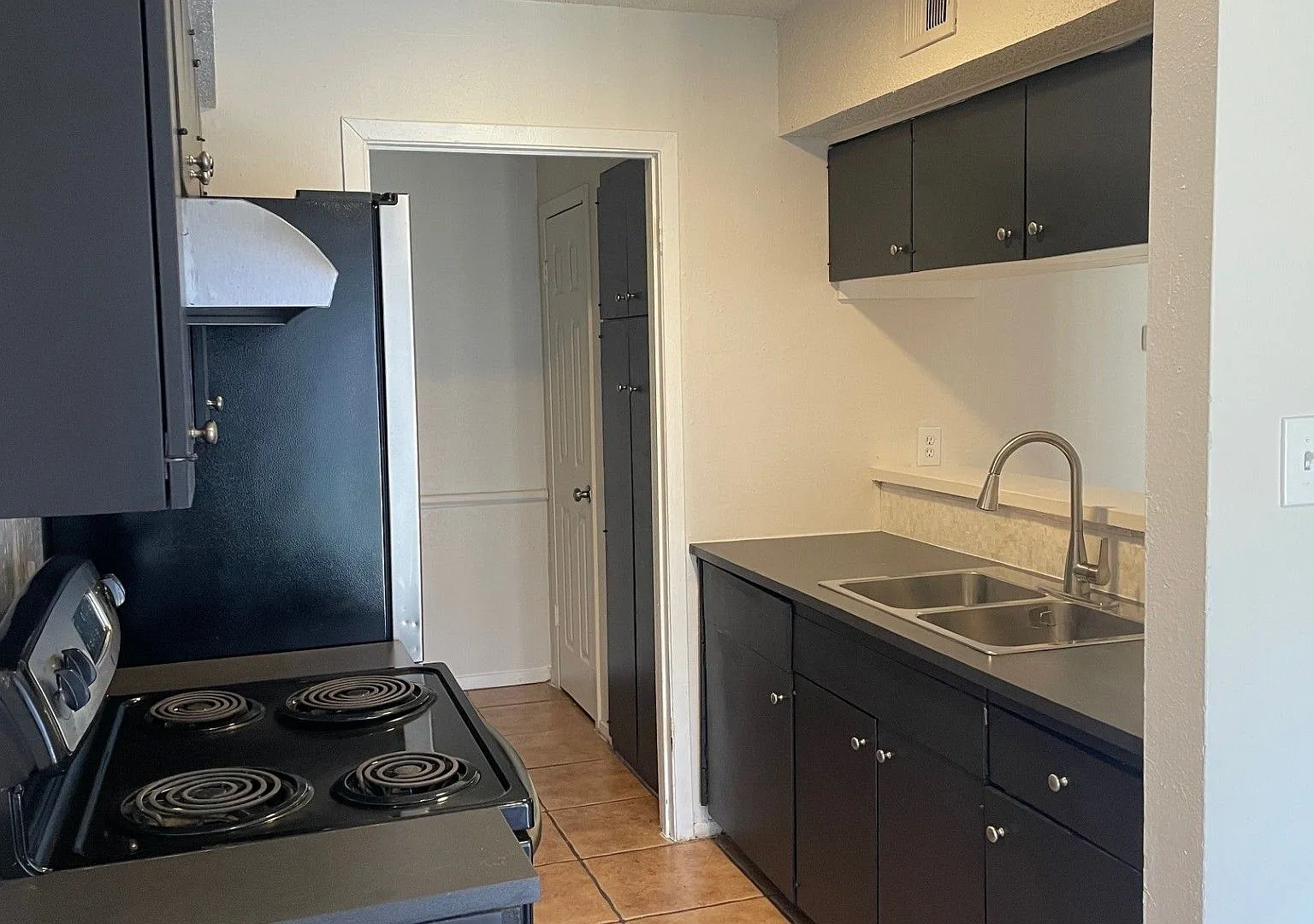 Great 2 Bed/ 1 Bath With Easy Access to 183/290 and 35 — Photo 1