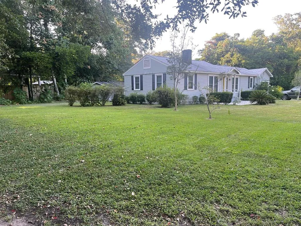 151 Village Circle West — Photo 2