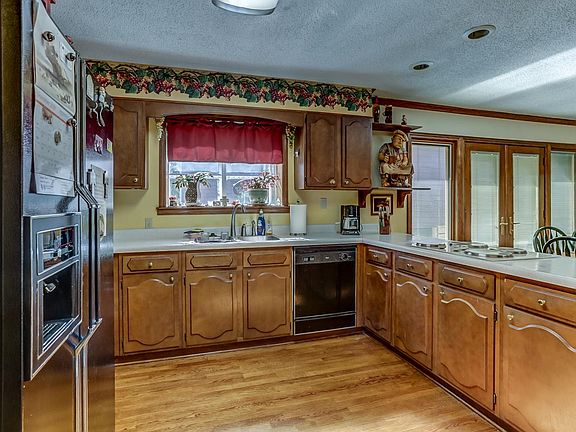 WOW what a lot of cabinets! Electric cook top, Dou