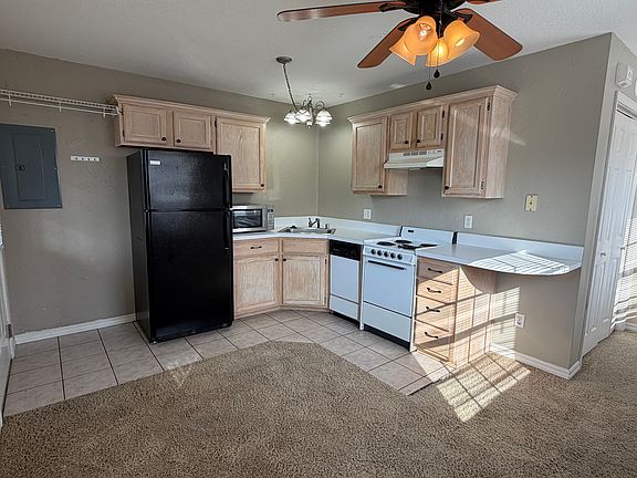 3rd image of 800 W Tahlequah St APT B
