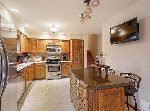 3rd image of 9221 Bedford Ln