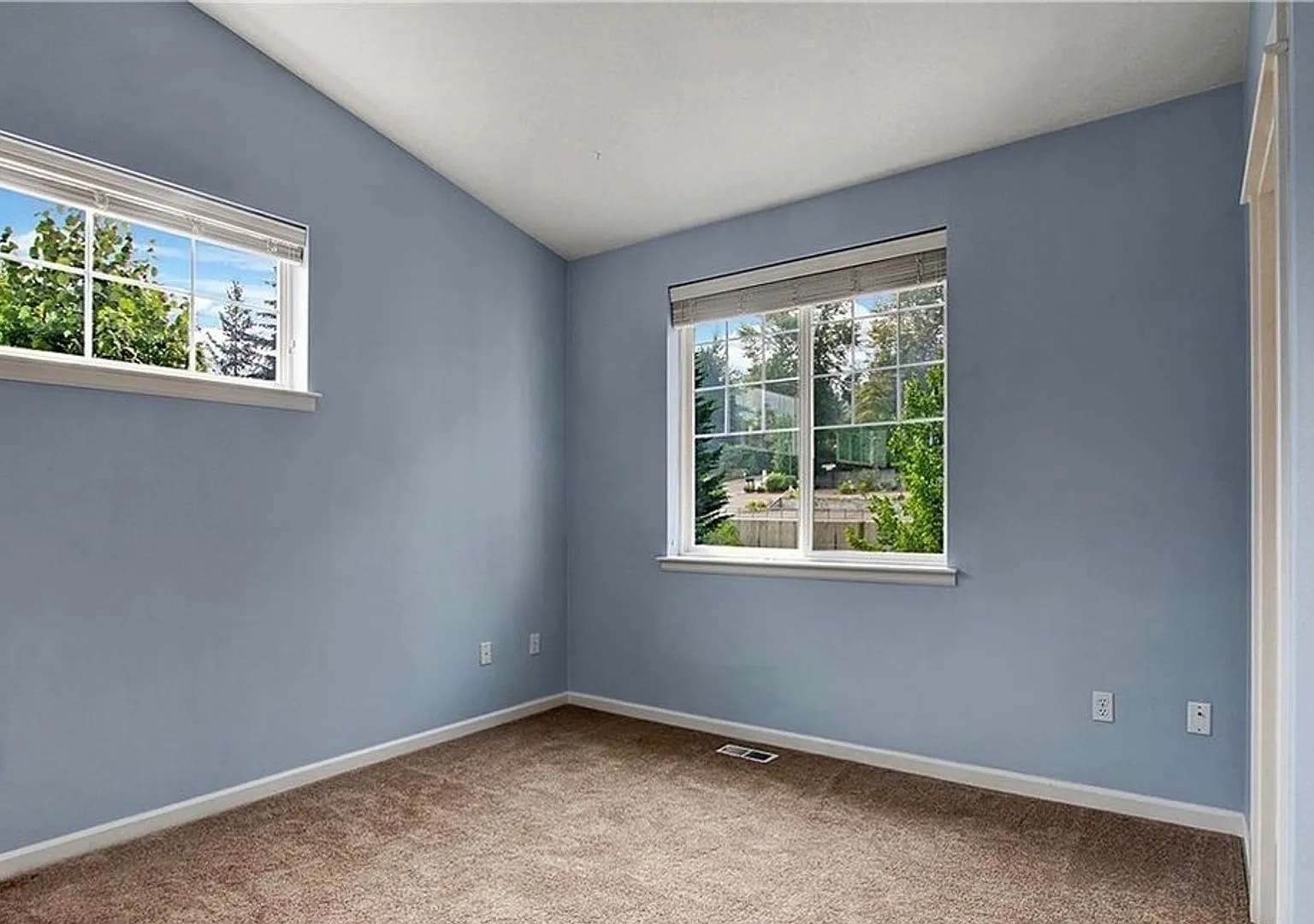 Bellevue Townhouse Water/Sewer included! — Photo 1