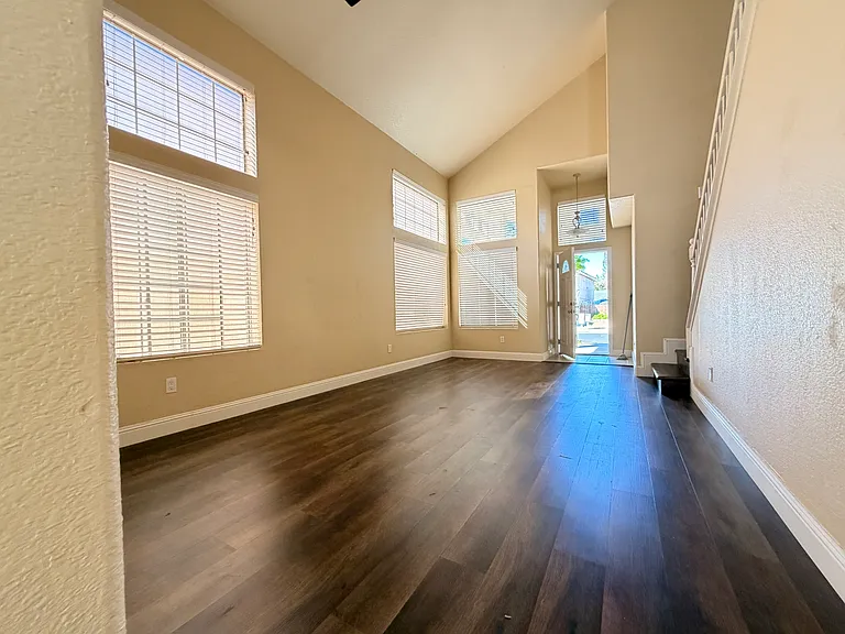 961 Celestine Cir — Photo 5