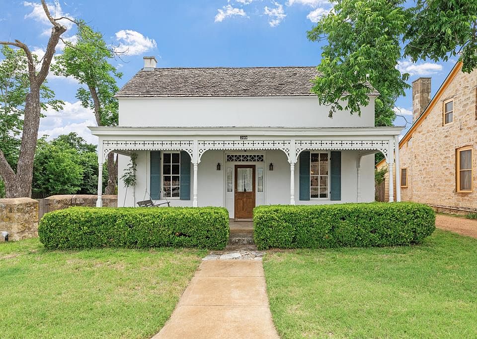 1st image of 209 W San Antonio St