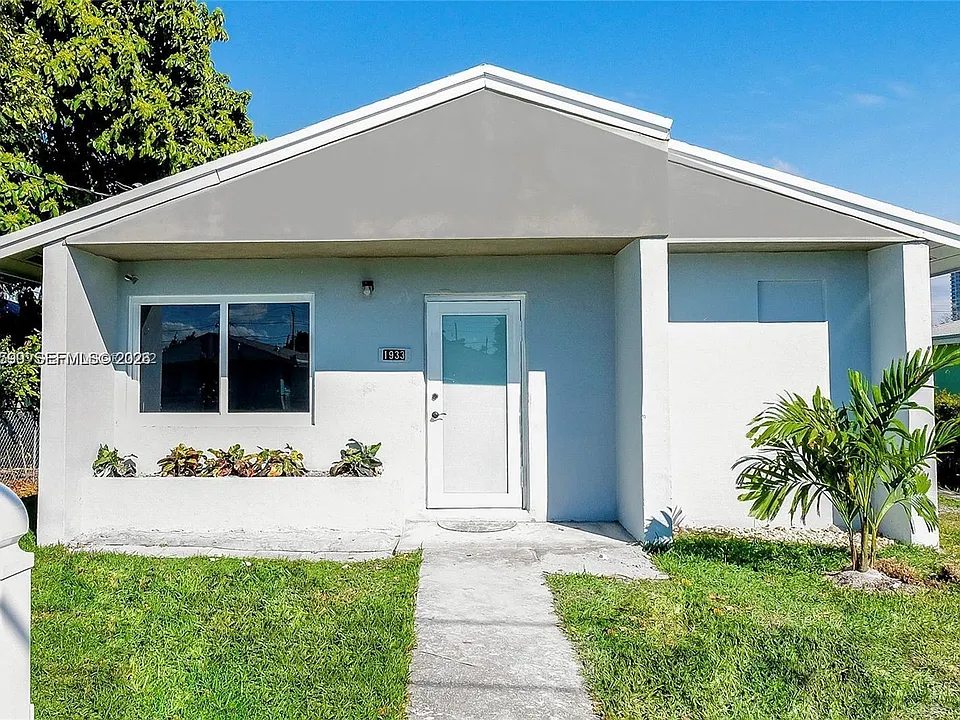 1933 NW 2nd Ct
