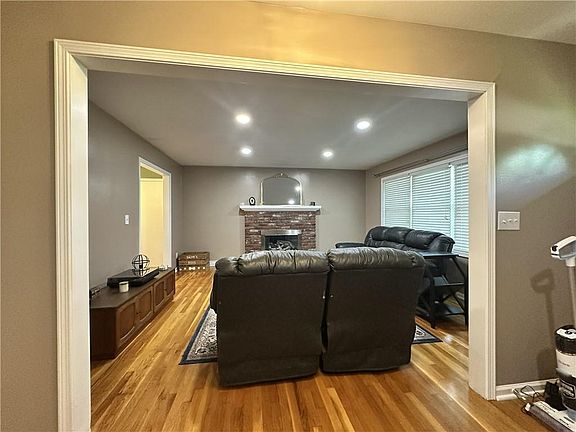 5th image of 304 Hillcrest Dr