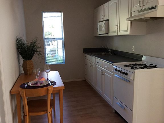 4th image of 3690 Syracuse Ct