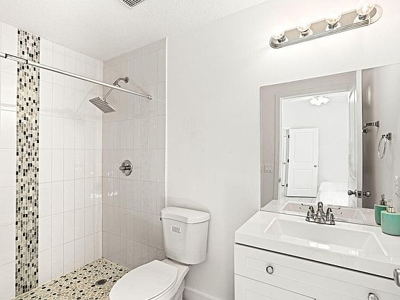 5th image of 1022 41st Avenue