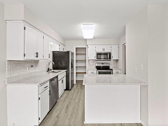 4th image of 1049 Greenhaven Dr
