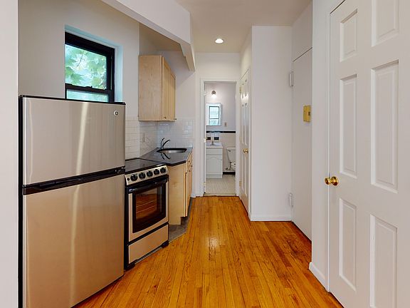 5th image of 246 W 22nd St APT 11