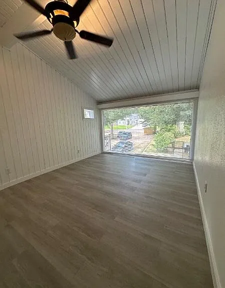 14 Lakeway St — Photo 8