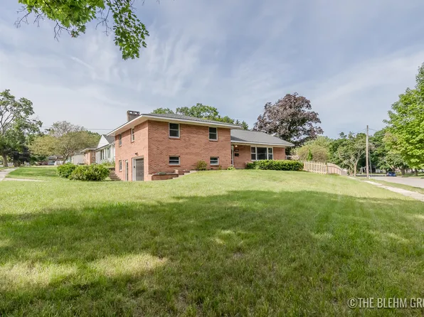 1076 Carrier Creek Blvd NE, Grand Rapids, MI 49503