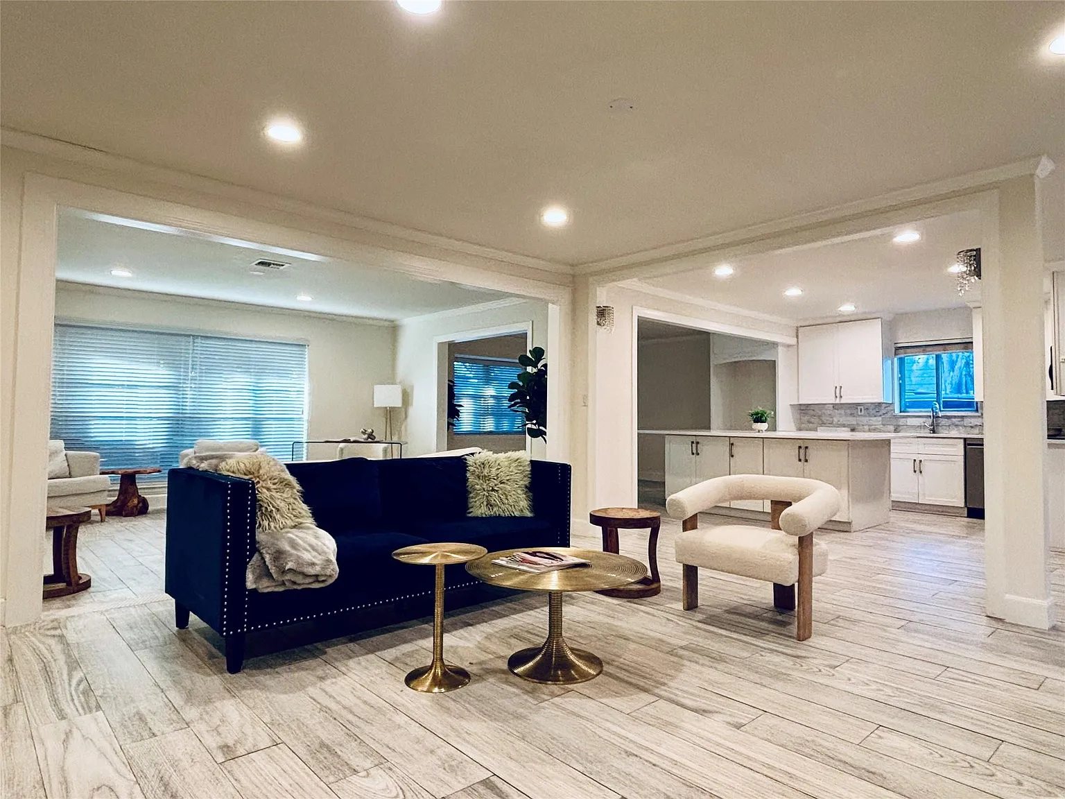 3 bed, 2.0 bath, 2560 sqft, $3,200 — Photo 2