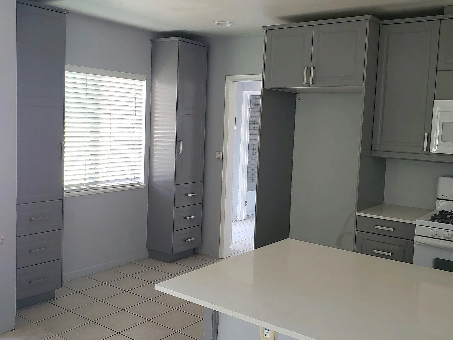 2 bed, 900 sqft, $3,000 — Photo 2