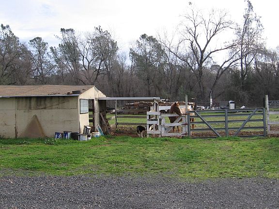LOAFING SHED/CORRAL