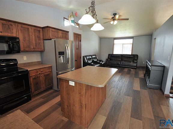 3rd image of 1004 Honeysuckle Dr