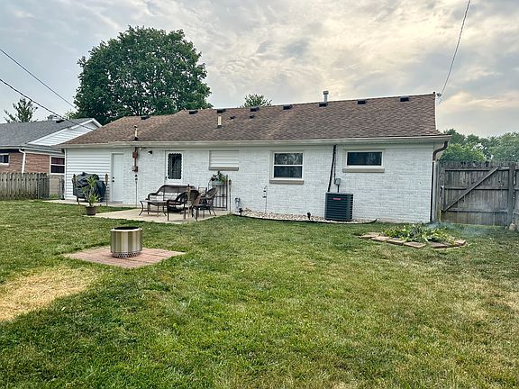 3rd image of 487 Park Dr